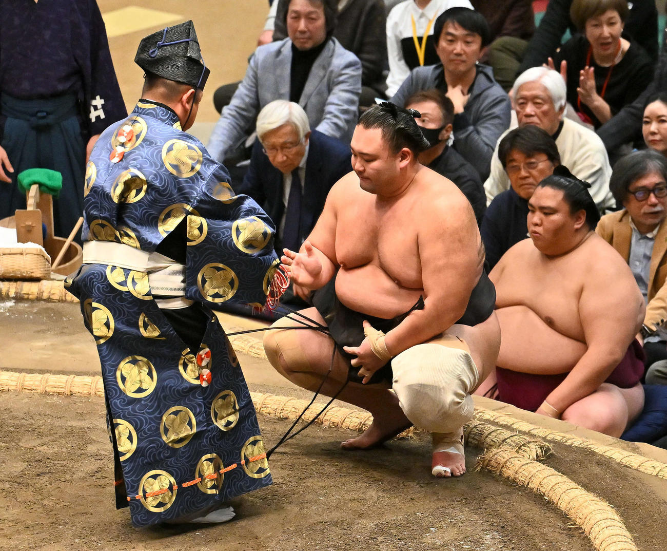 朝乃山は竜電を破り懸賞金を受け取る（撮影・滝沢徹郎）