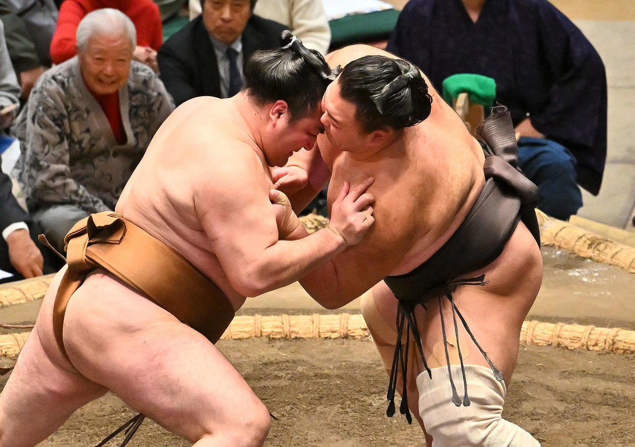 朝乃山（右）は竜電を攻める（撮影・滝沢徹郎）