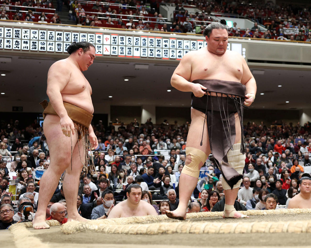竜電（左）を寄り切りで破った朝乃山（撮影・鈴木正人）