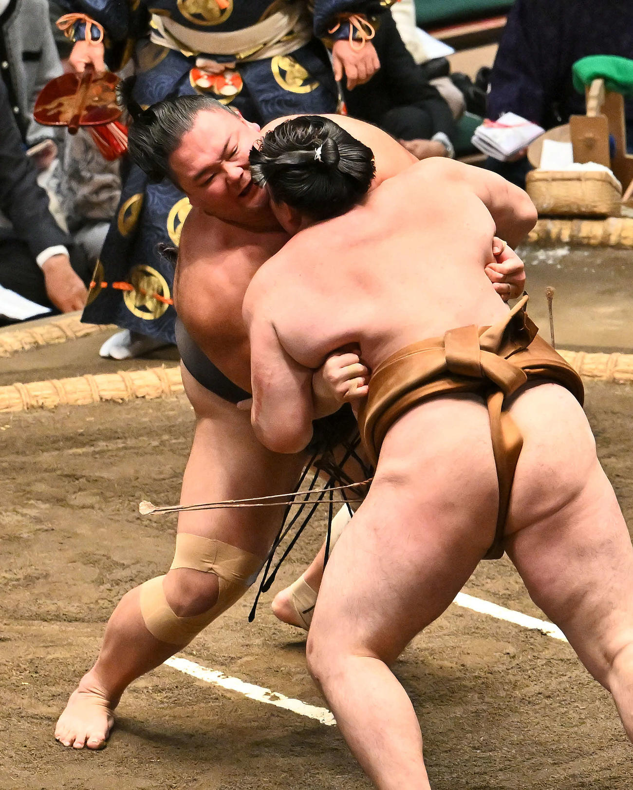 朝乃山（左）は竜電を攻める（撮影・滝沢徹郎）