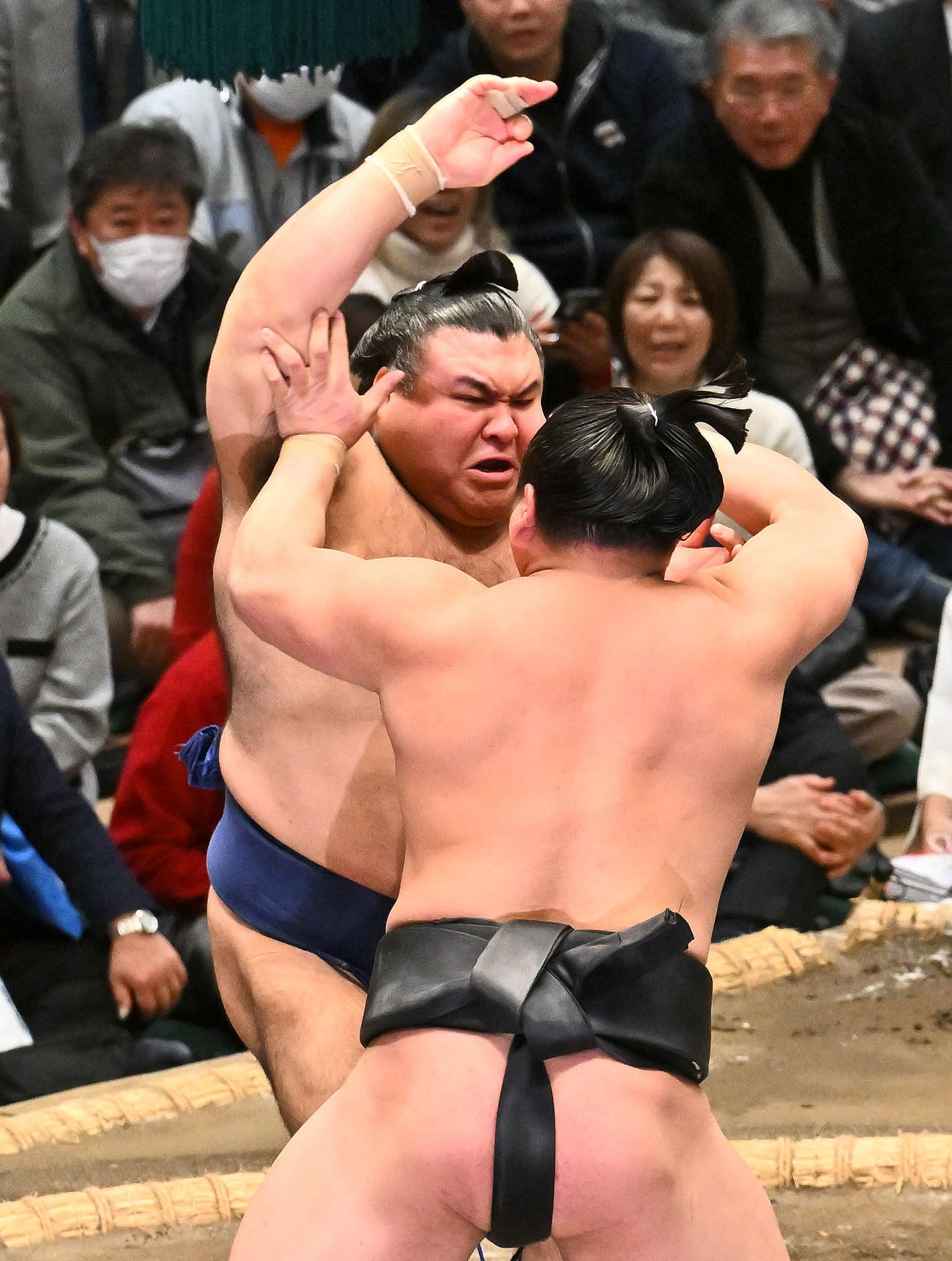 高安（後方）は若元春を攻める（撮影・滝沢徹郎）