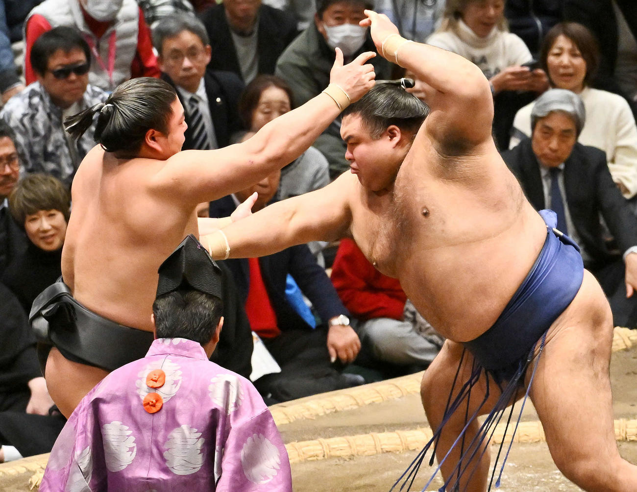 高安（右）は若元春を攻める（撮影・滝沢徹郎）