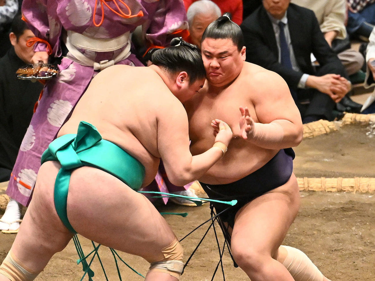 義ノ富士（右）は一山本を攻める（撮影・滝沢徹郎）