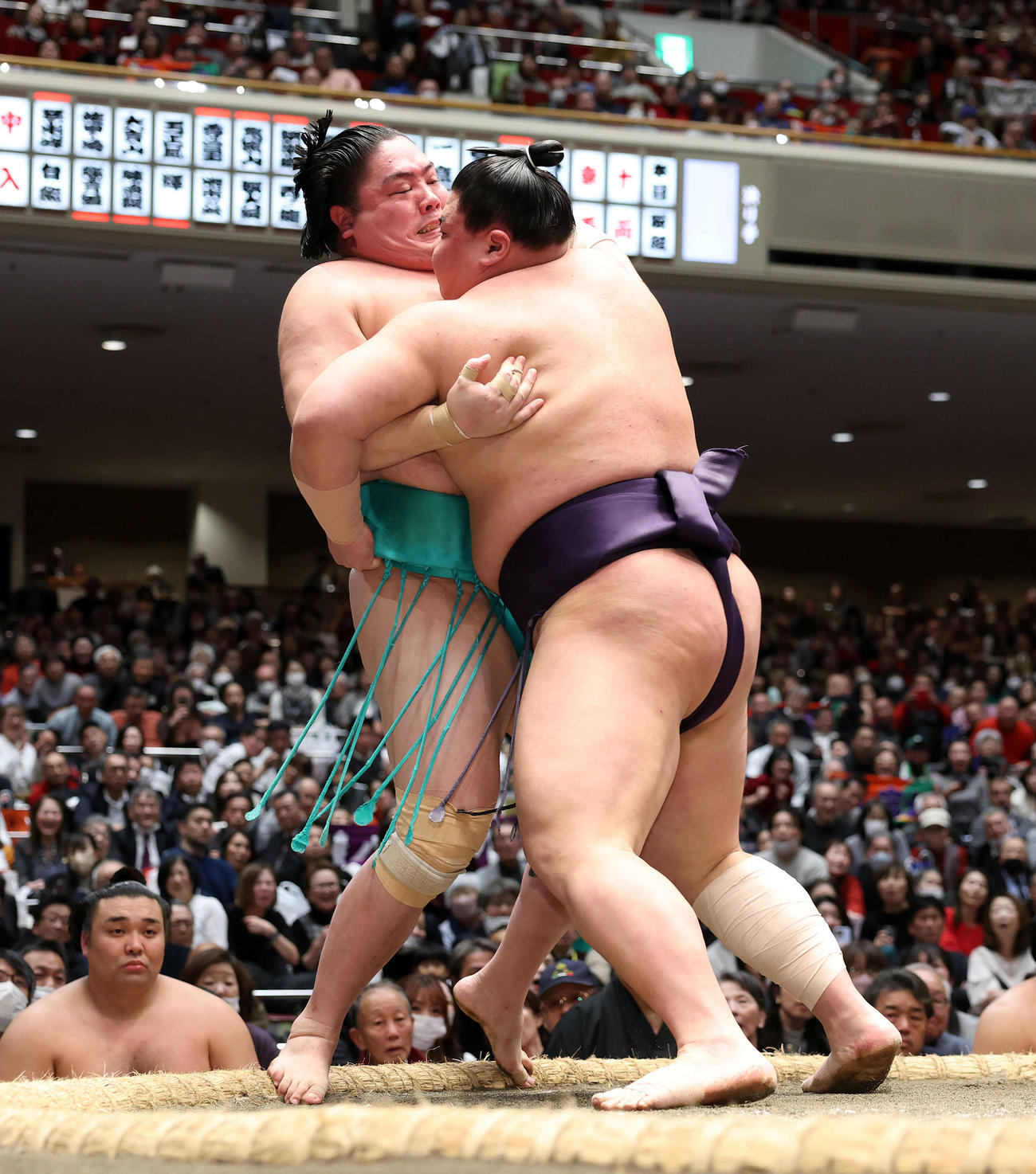 一山本（左）を攻める義ノ富士（撮影・鈴木正人）