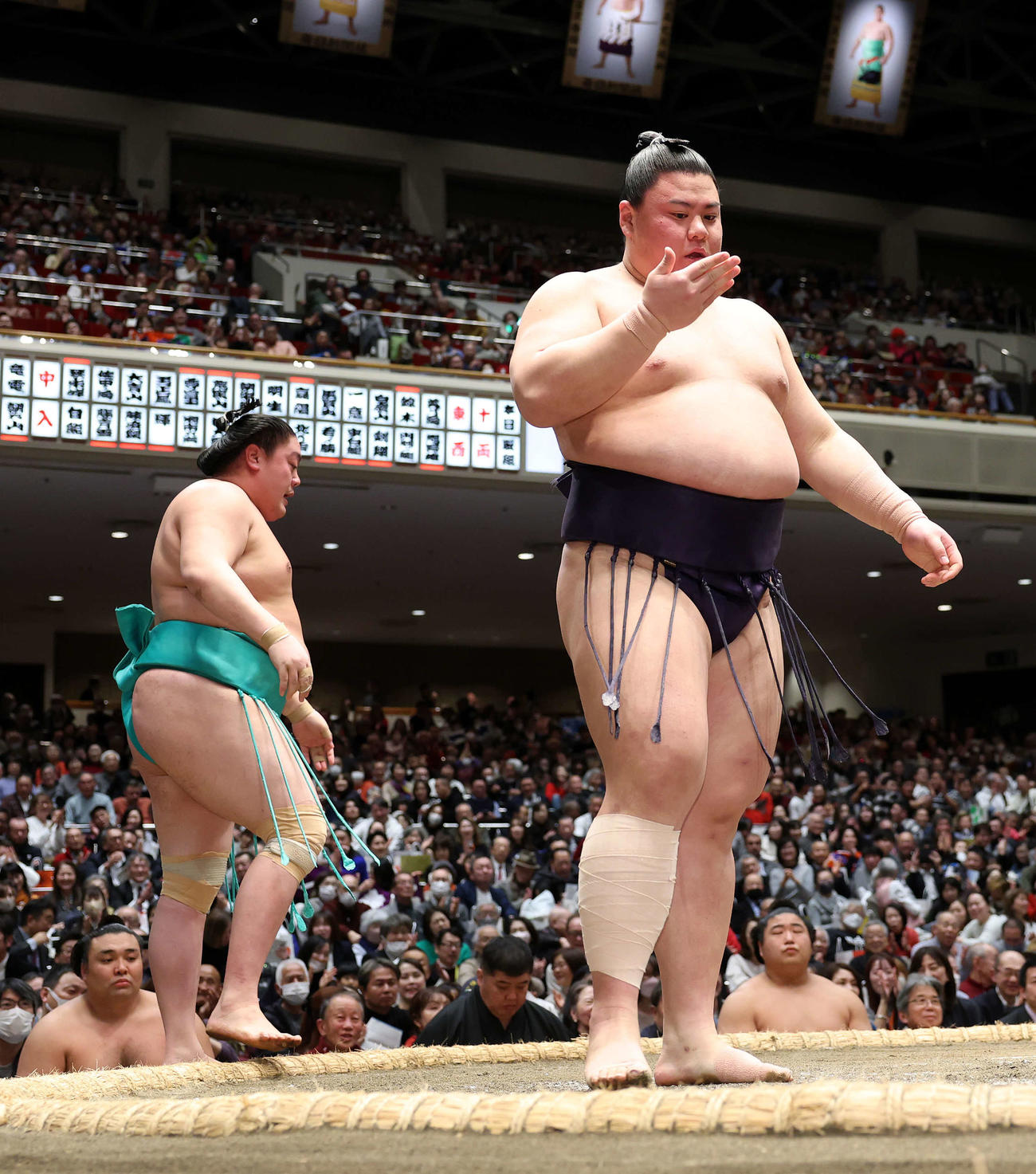 一山本（左）を寄り切りで破った義ノ富士（撮影・鈴木正人）