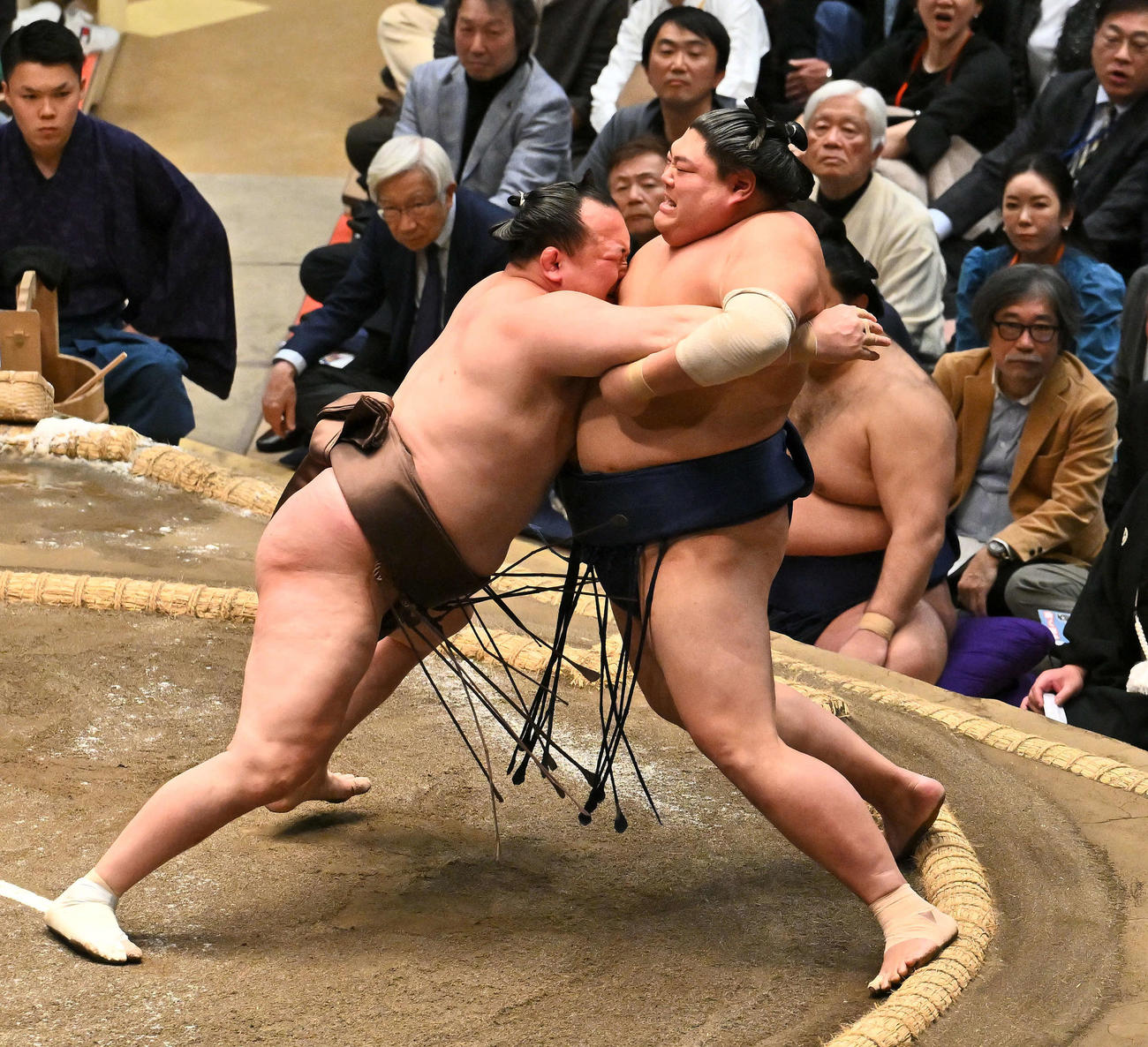 土俵際で千代翔馬（左）の攻めを耐える阿炎（撮影・滝沢徹郎）