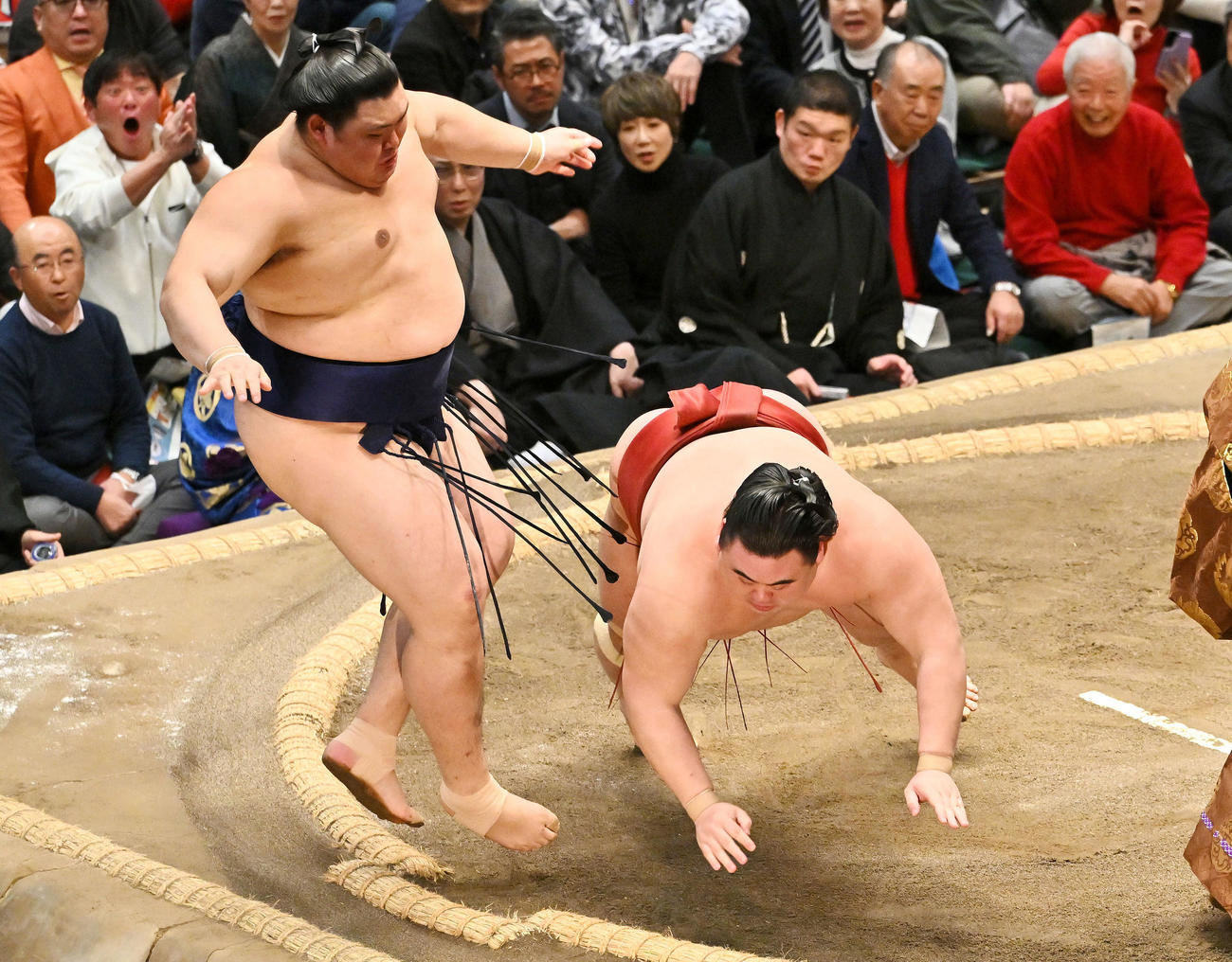 大の里（左）は隆の勝を突き落としで破る（撮影・滝沢徹郎）