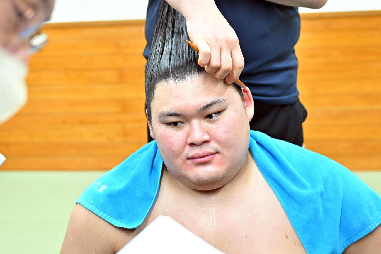 支度部屋で取材に応じる大の里