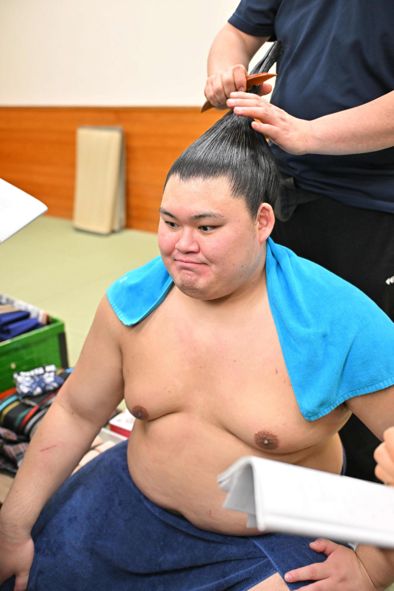 支度部屋で取材に応じる大の里