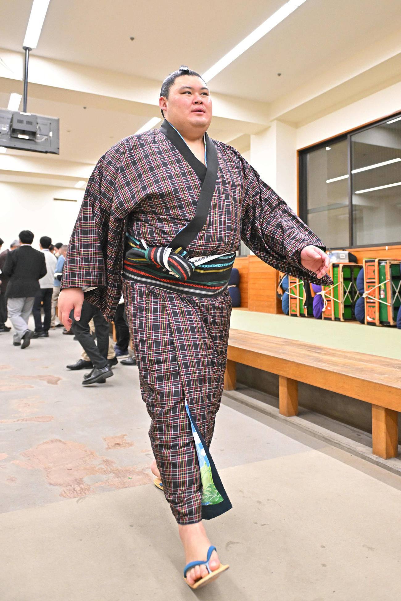 支度部屋を後にする大の里