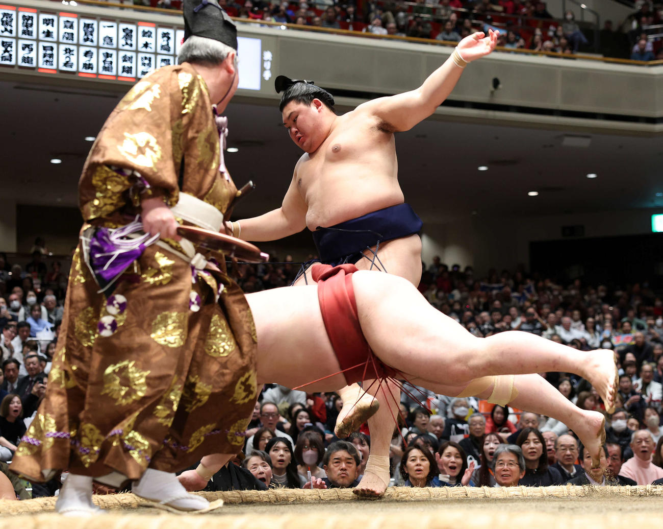 隆の勝（手前）を突き落としで破る大の里（撮影・鈴木正人）