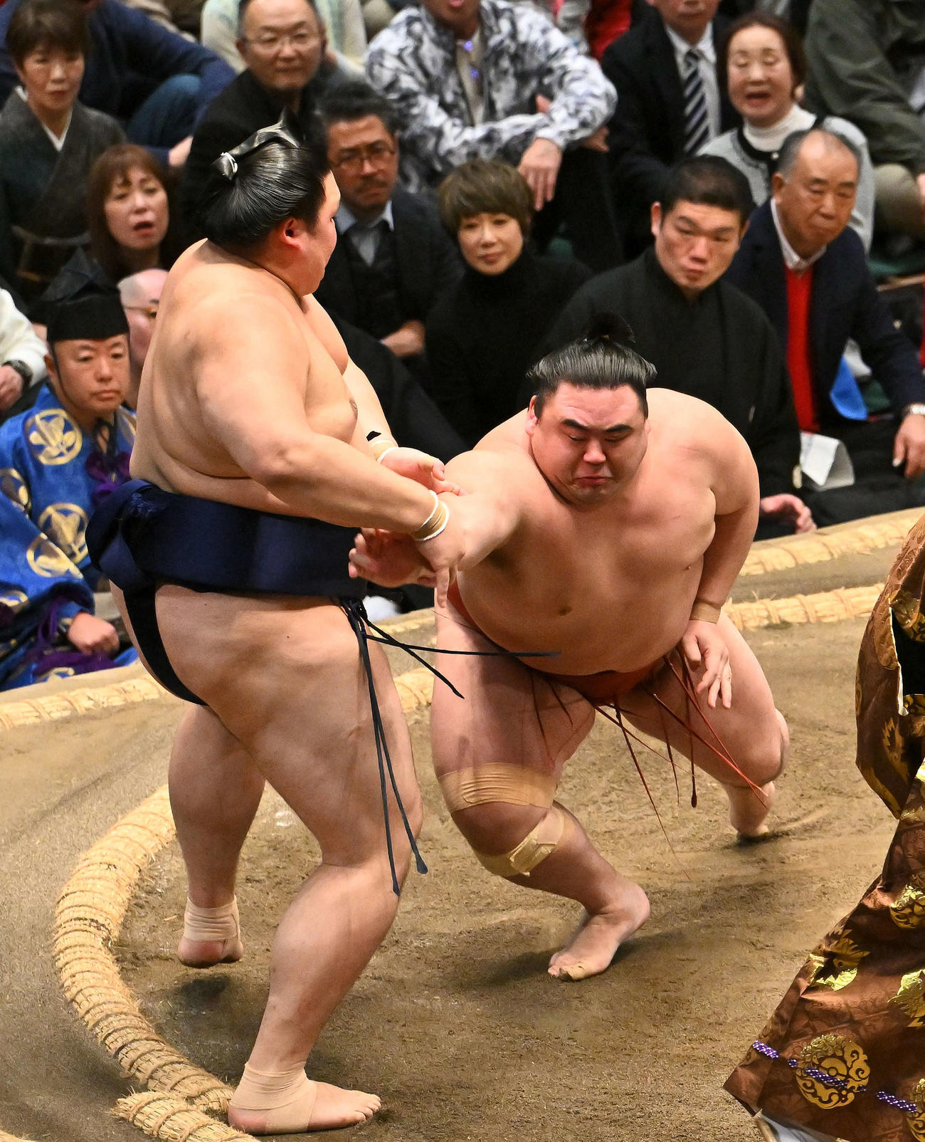 大の里（左）は隆の勝を突き落としで破る（撮影・滝沢徹郎）