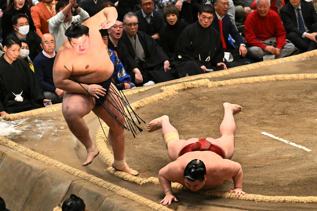 大の里（左）は隆の勝を突き落としで破る（撮影・滝沢徹郎）