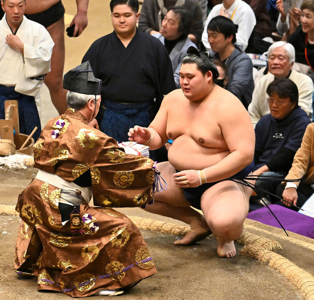 隆の勝を破った大の里は懸賞金を受け取る（撮影・滝沢徹郎）