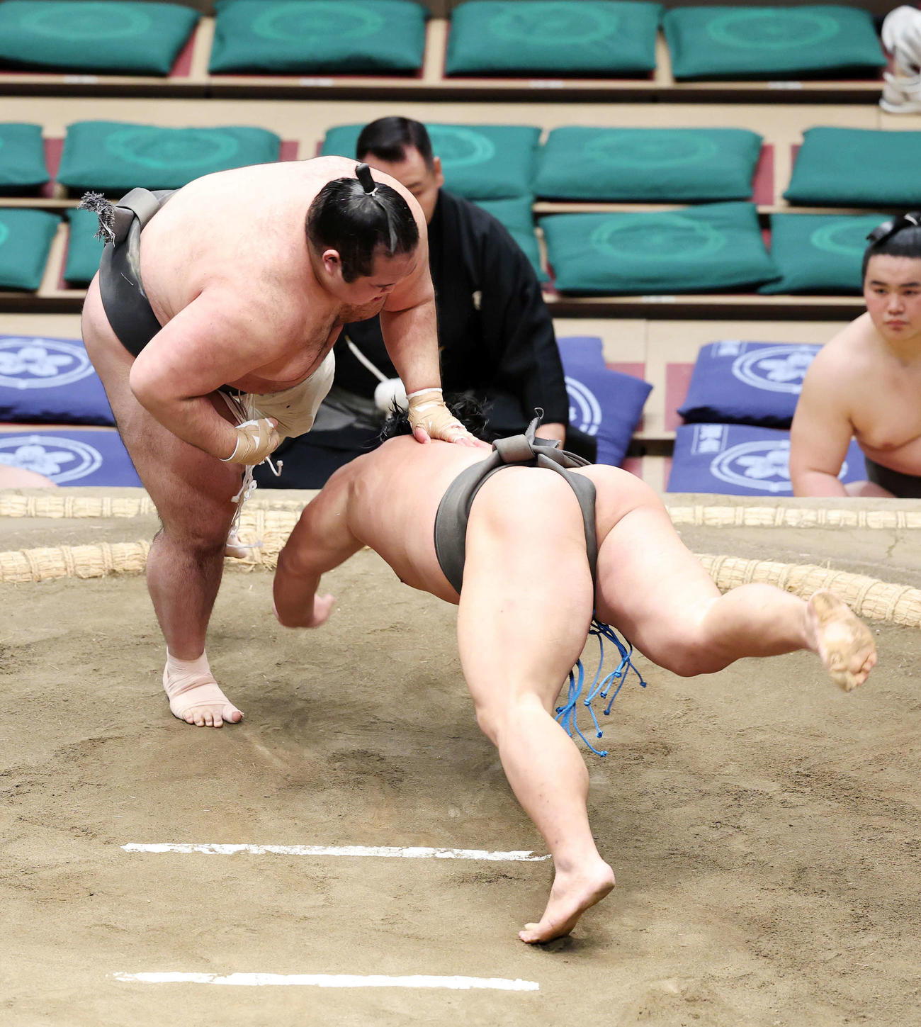 行徳（右）を引き落としで破る生田目（撮影・鈴木正人）