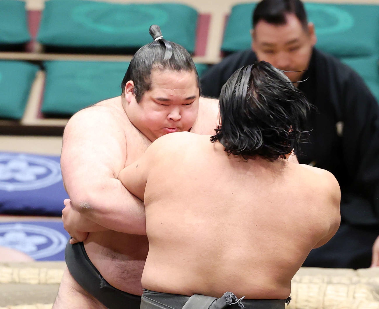 行徳（右）を攻める生田目（撮影・鈴木正人）