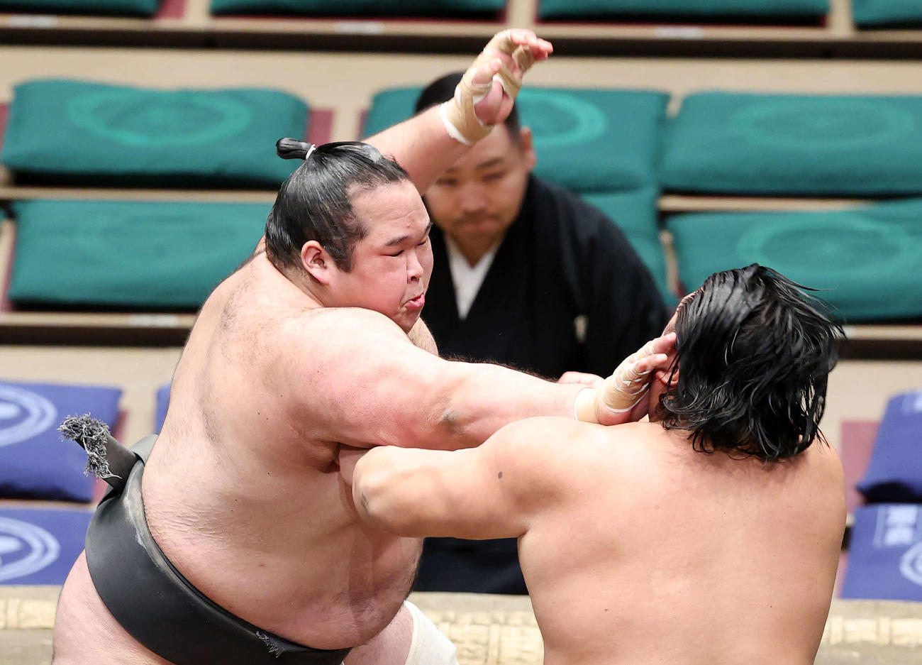 行徳（右）を攻める生田目（撮影・鈴木正人）