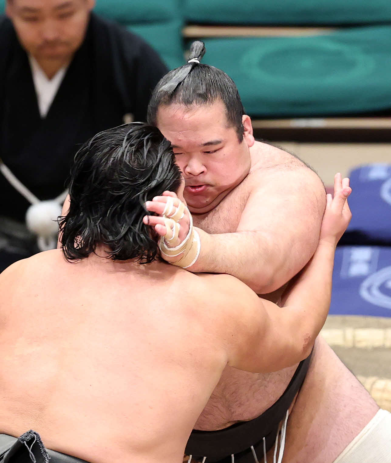 行徳（手前）を攻める生田目（撮影・鈴木正人）