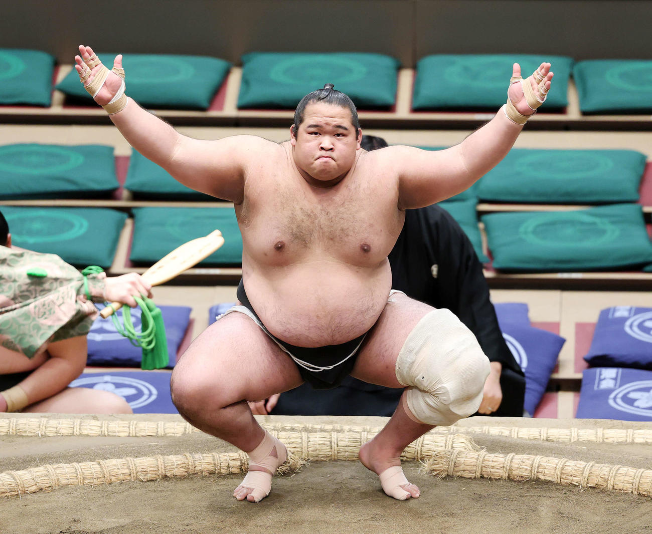 塵手水（ちりちょうず）する生田目（撮影・鈴木正人）