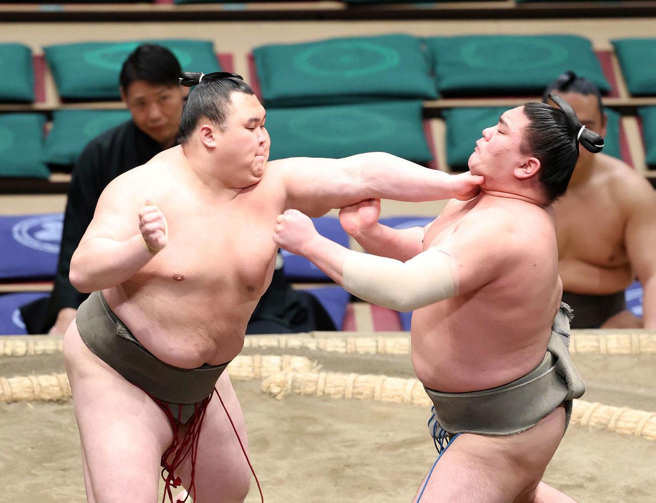 醍醐山（右）を攻める貴正道（撮影・鈴木正人）