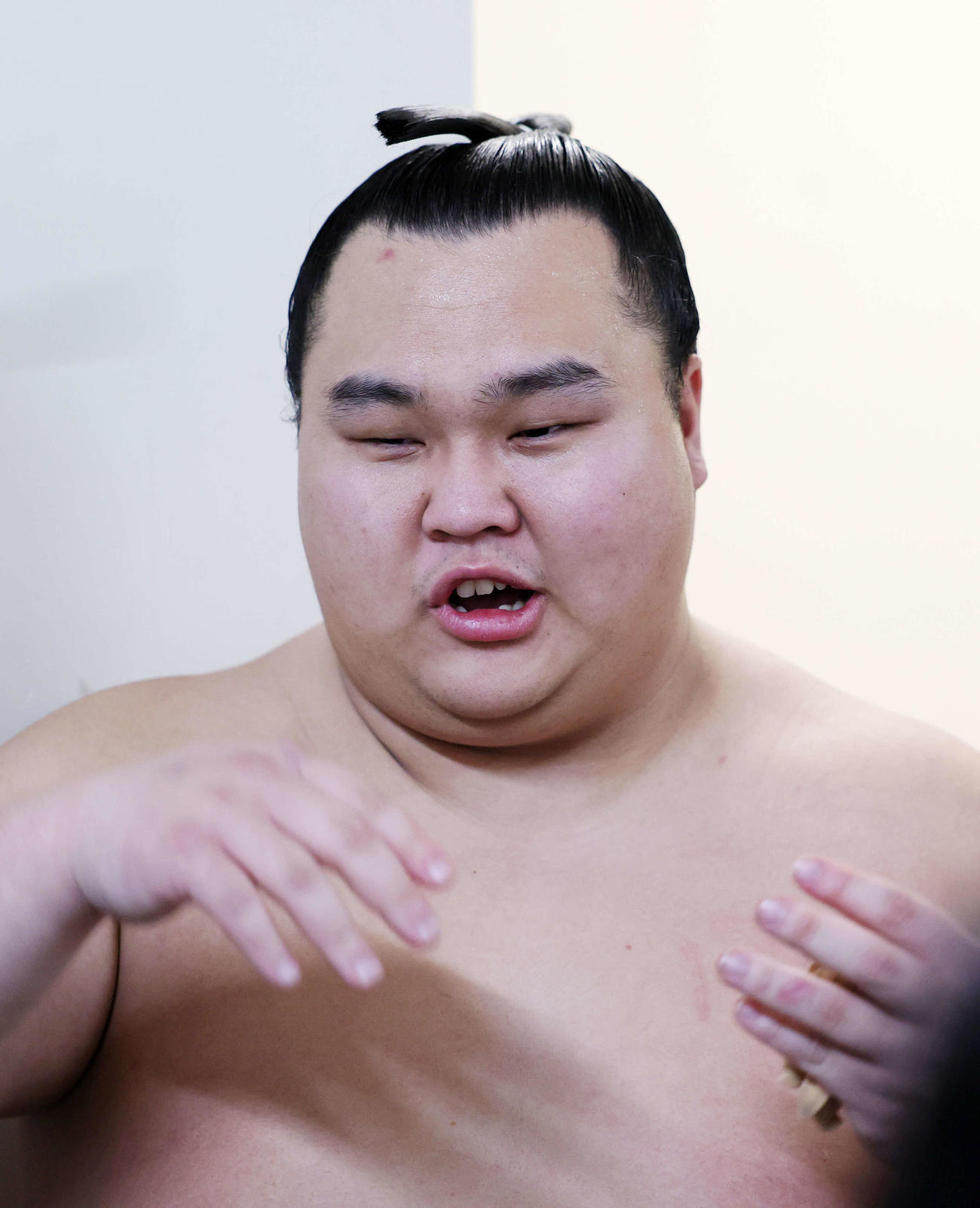 報道陣の質問に答える貴正道（撮影・鈴木正人）
