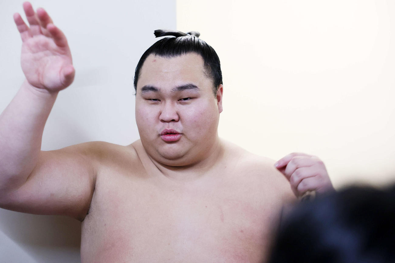 報道陣の質問に答える貴正道（撮影・鈴木正人）