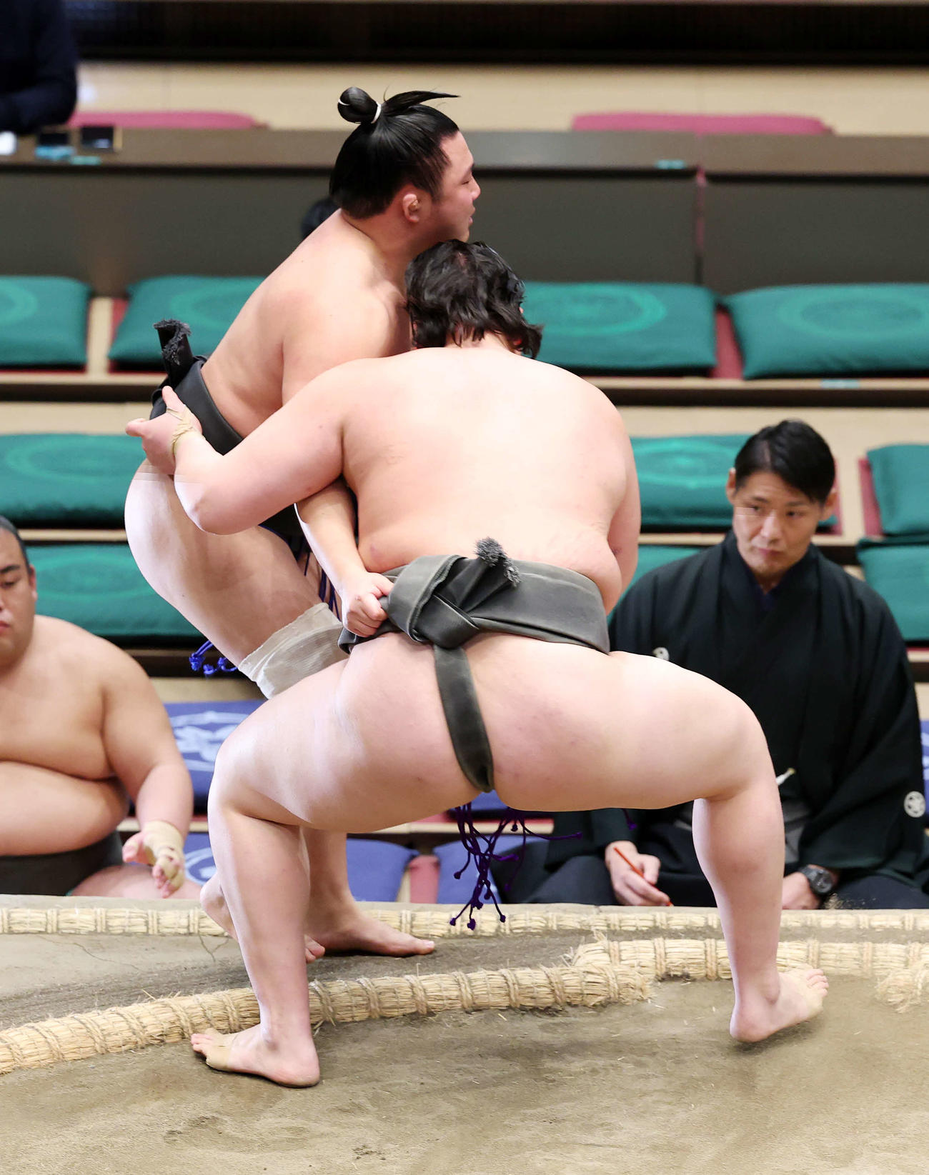 龍葉山（手前）に寄り切りで敗れる古田（撮影・鈴木正人）