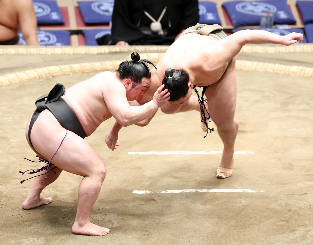 藤壮大（右）を攻める炎鵬（撮影・鈴木正人）