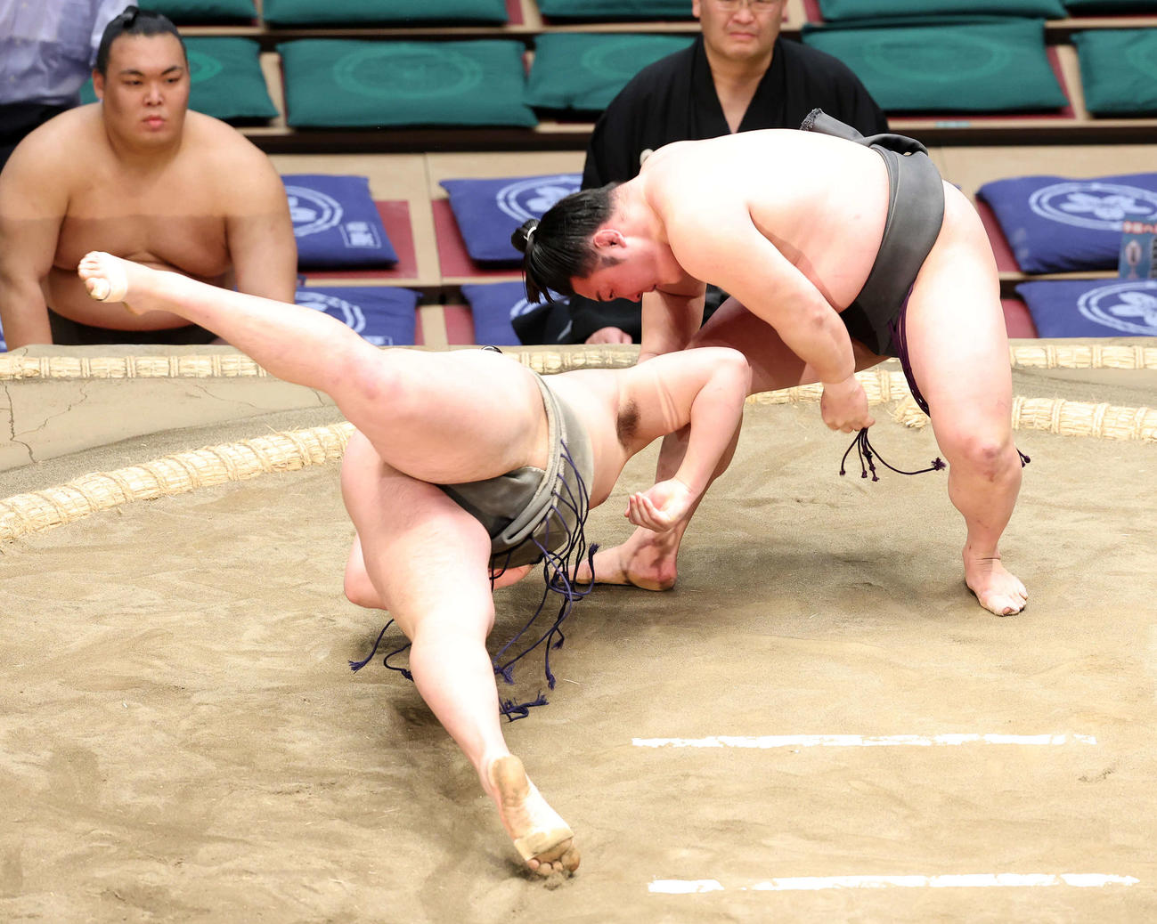 藤壮大（左）を下手出し投げで破る炎鵬（撮影・鈴木正人）