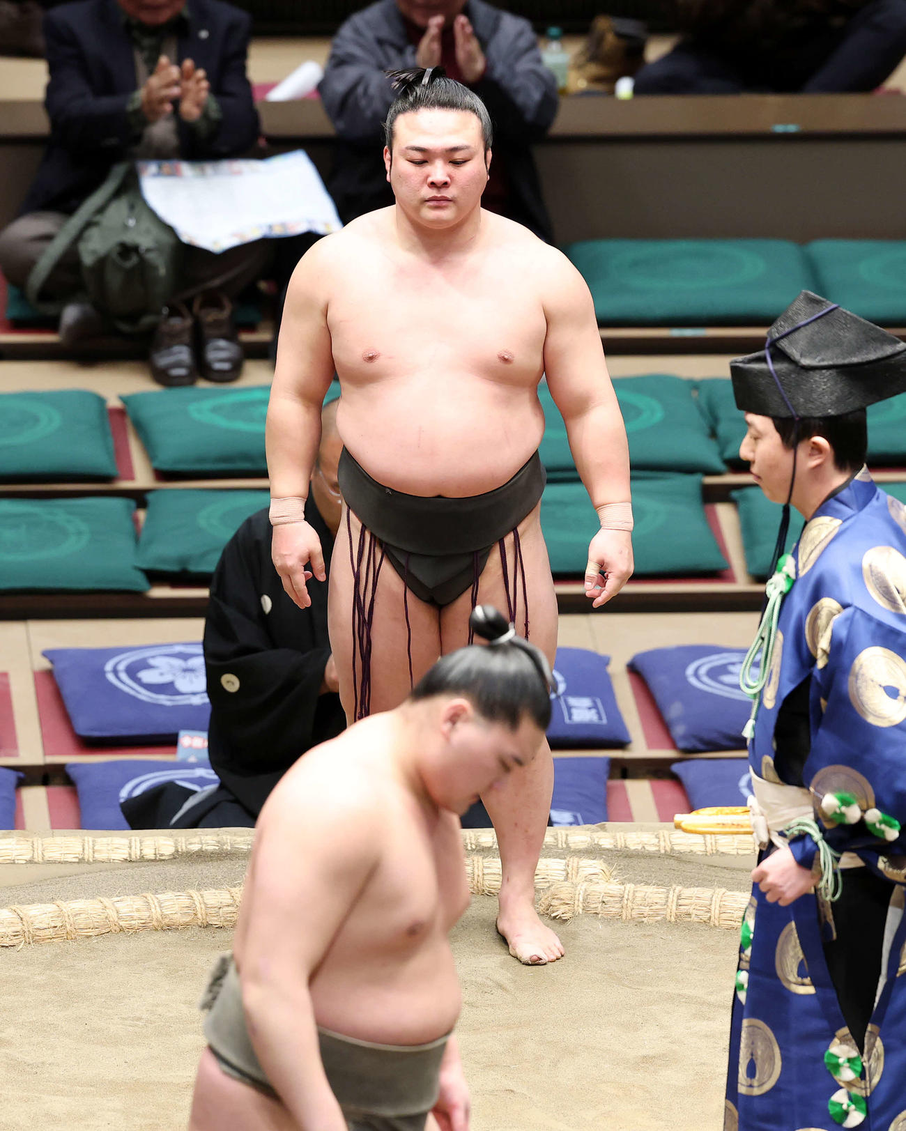 藤壮大（手前）を下手出し投げで破った炎鵬（撮影・鈴木正人）