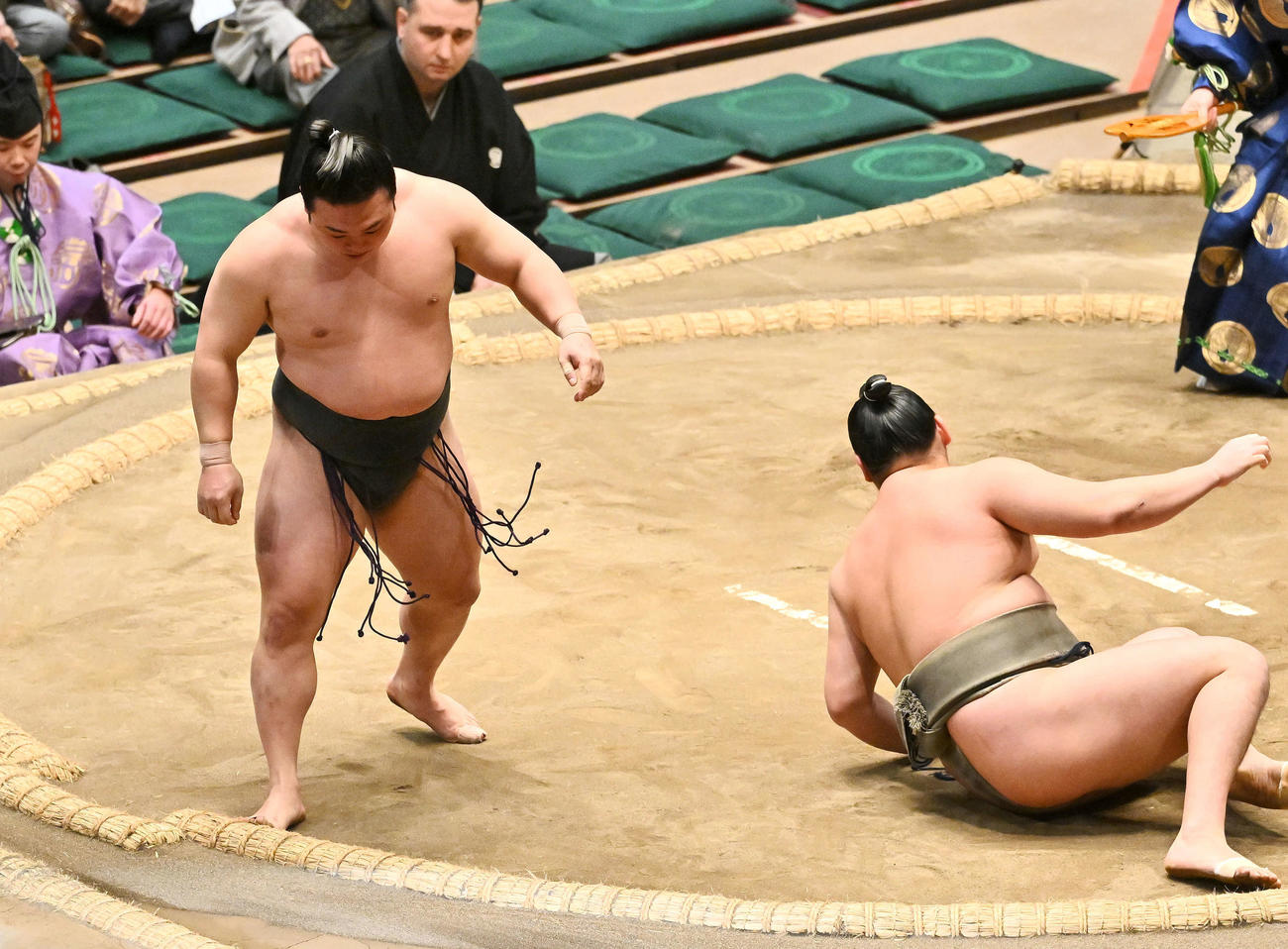 炎鵬（左）は藤壮大を下手出し投げで破る（撮影・滝沢徹郎）