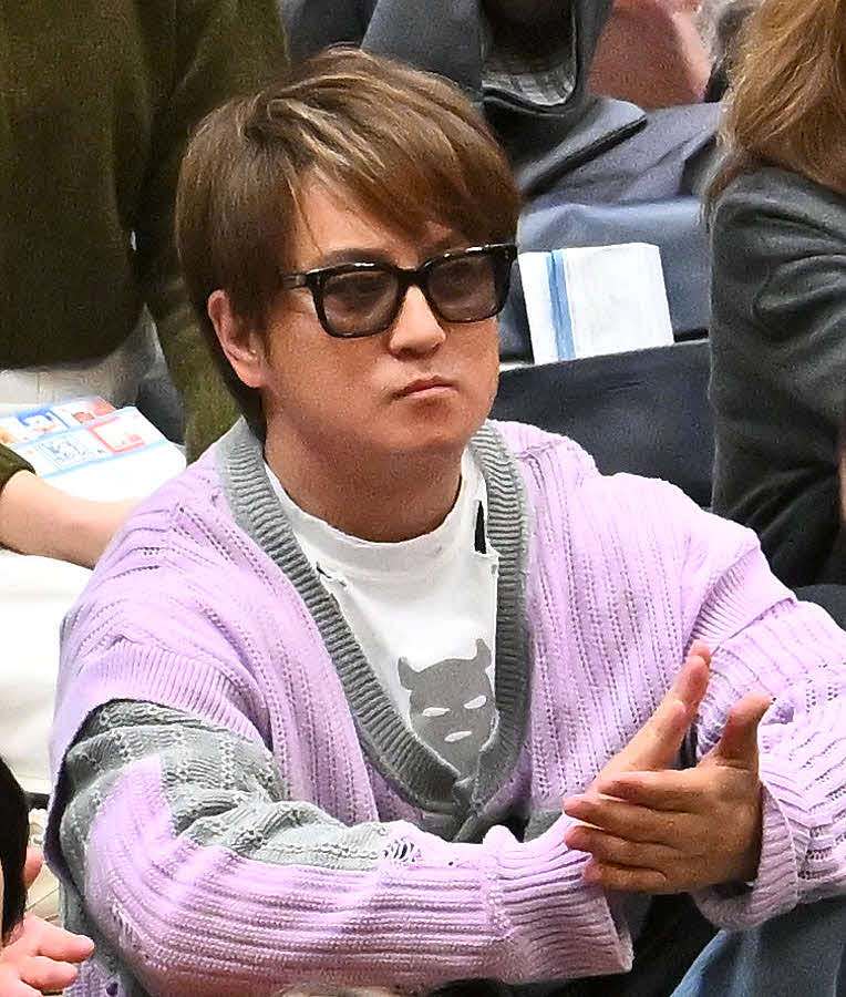 観戦する上地雄輔（撮影・滝沢徹郎）