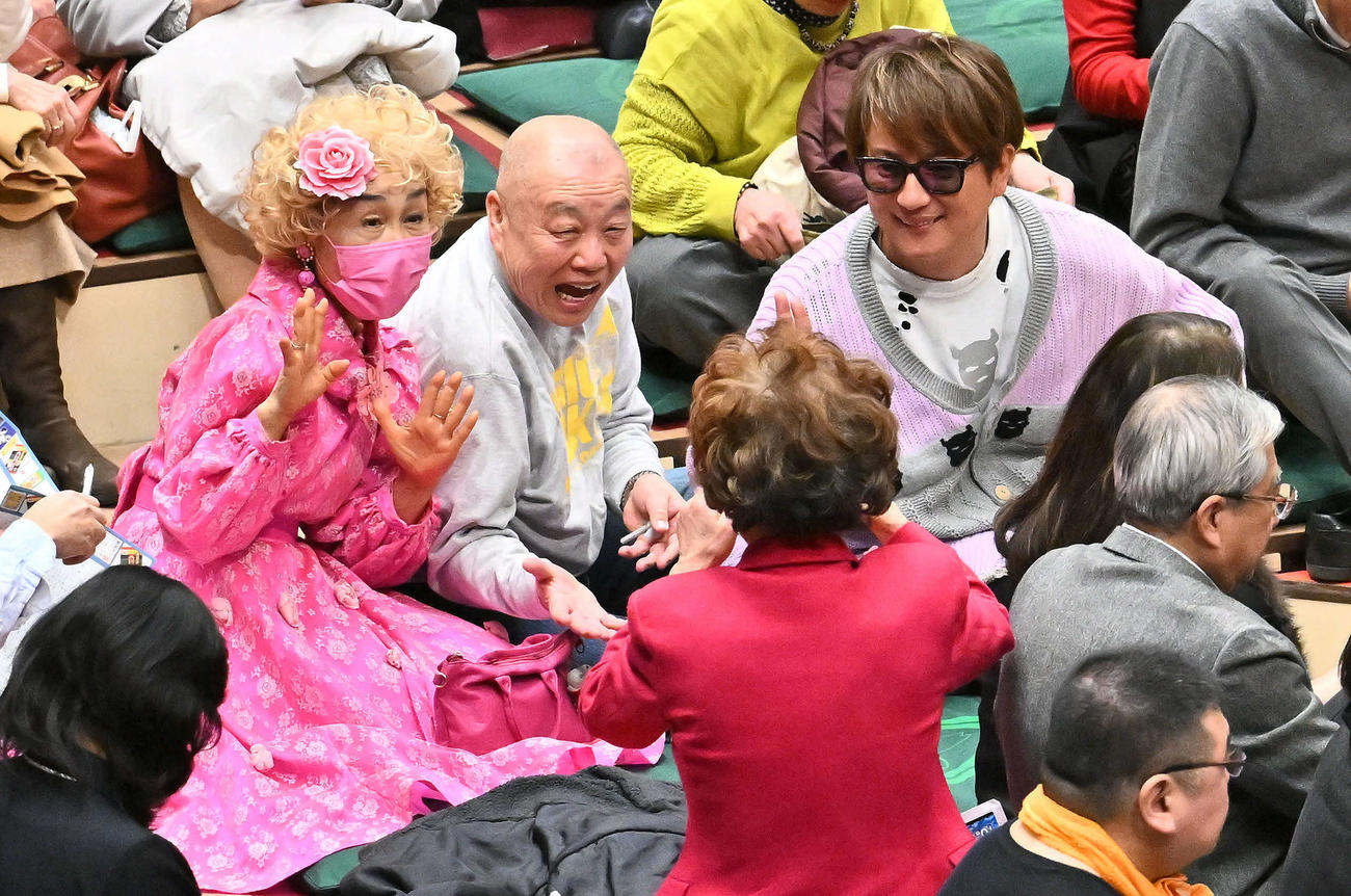 林家ペー（手前）はパー子（左）と上地雄輔（右）らを記念撮影（撮影・滝沢徹郎）