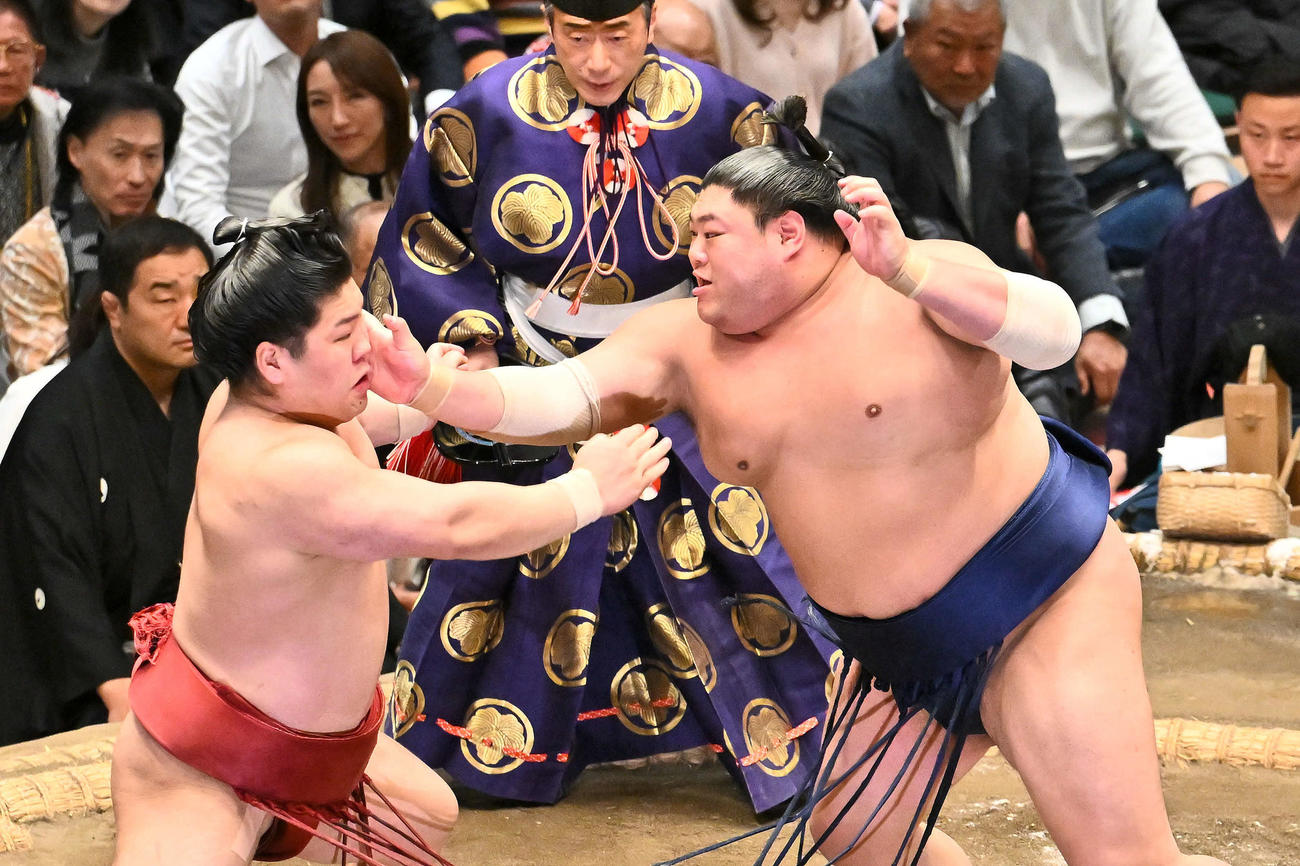 阿炎（右）は朝紅龍を攻める（撮影・滝沢徹郎）
