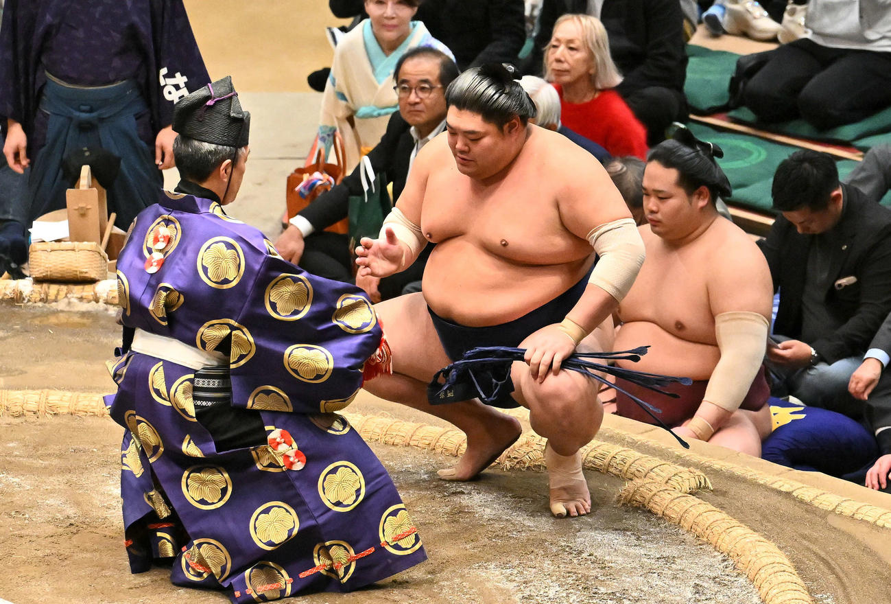 阿炎は朝紅龍を破り懸賞金を受け取る（撮影・滝沢徹郎）
