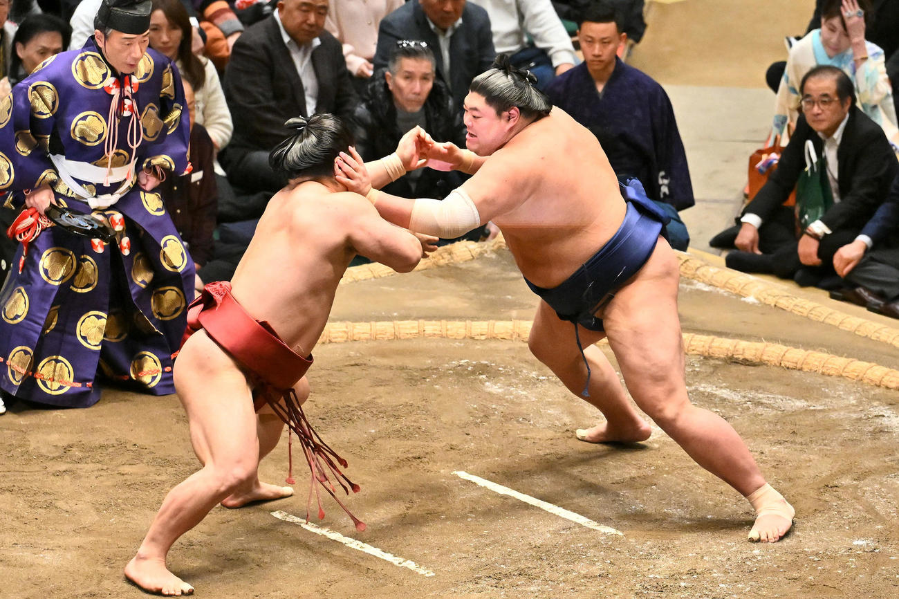 阿炎（右）は朝紅龍を攻める（撮影・滝沢徹郎）