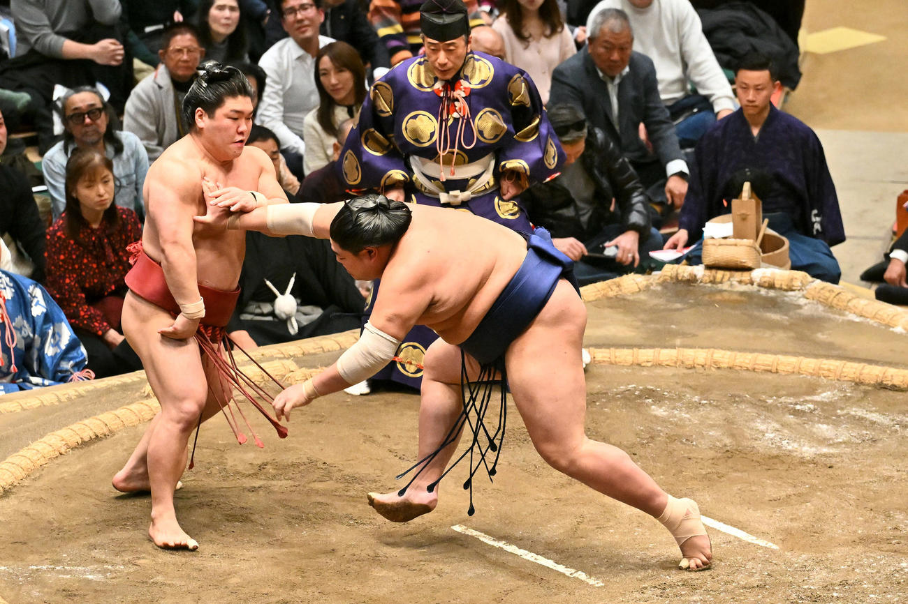 阿炎（右）は朝紅龍を突き出しで破る（撮影・滝沢徹郎）