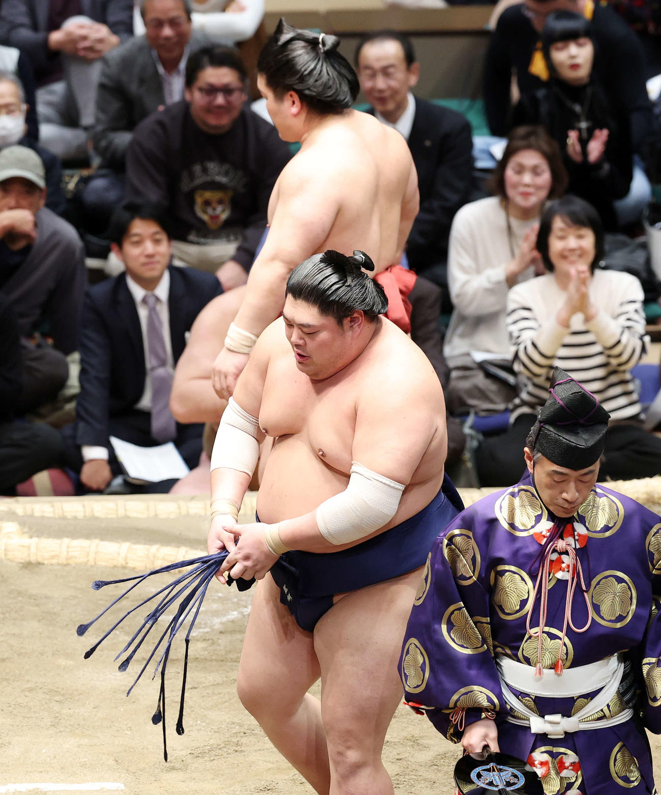 朝紅龍（後方）を突き出しで破った阿炎（撮影・鈴木正人）