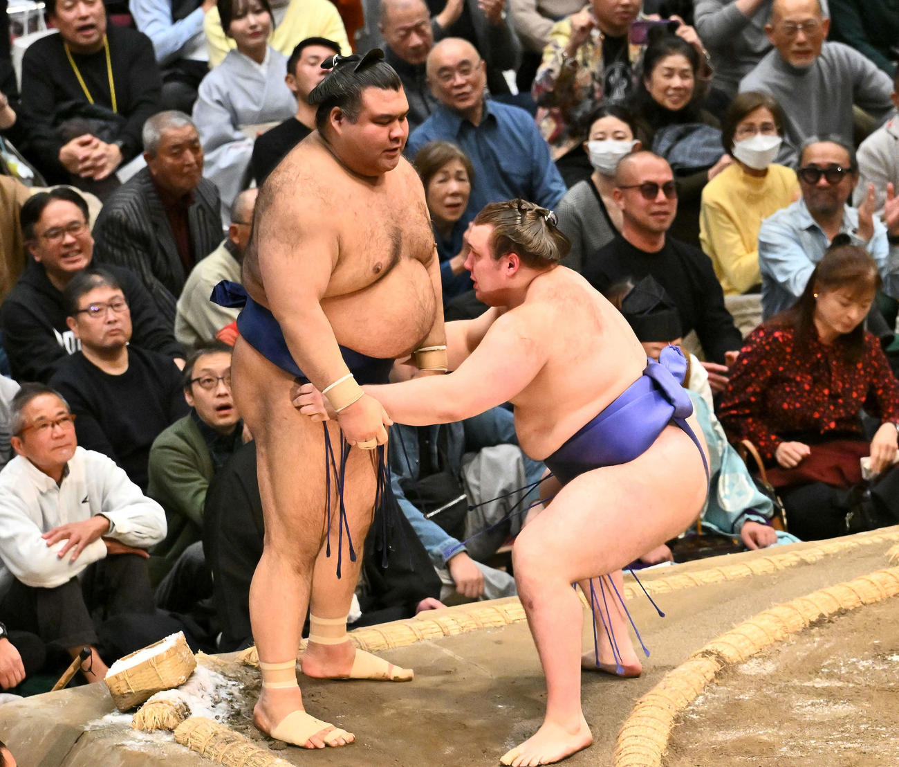 安青錦（右）は高安を寄り切りで破る（撮影・滝沢徹郎）