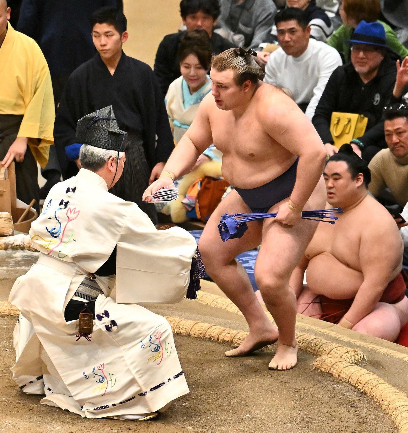 高安を破り懸賞金を受け取る安青錦（撮影・滝沢徹郎）