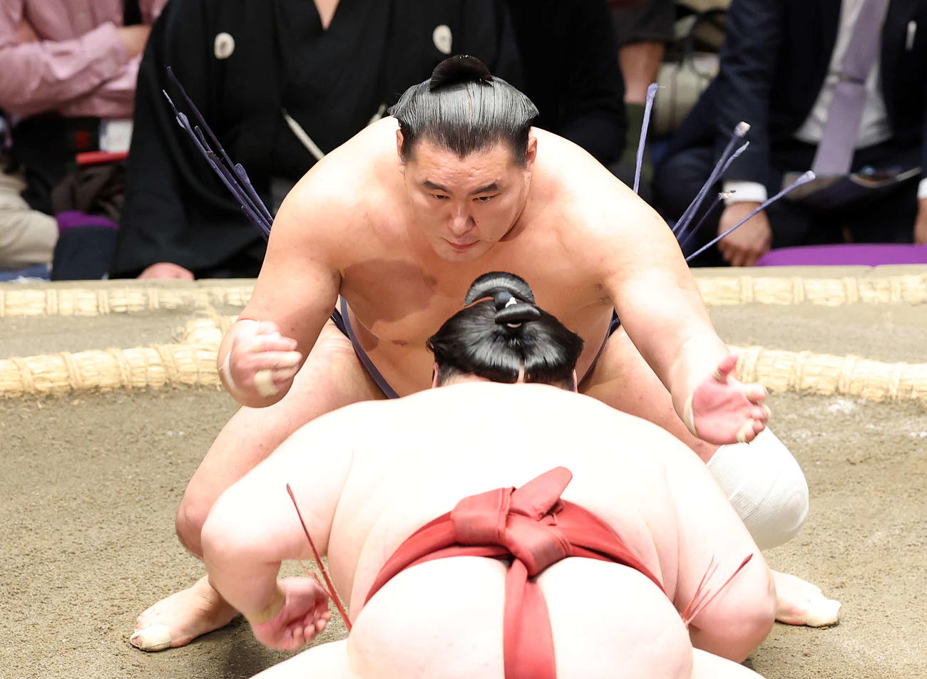 隆の勝（手前）に鋭い立ち合いで攻める豊昇龍（撮影・鈴木正人）