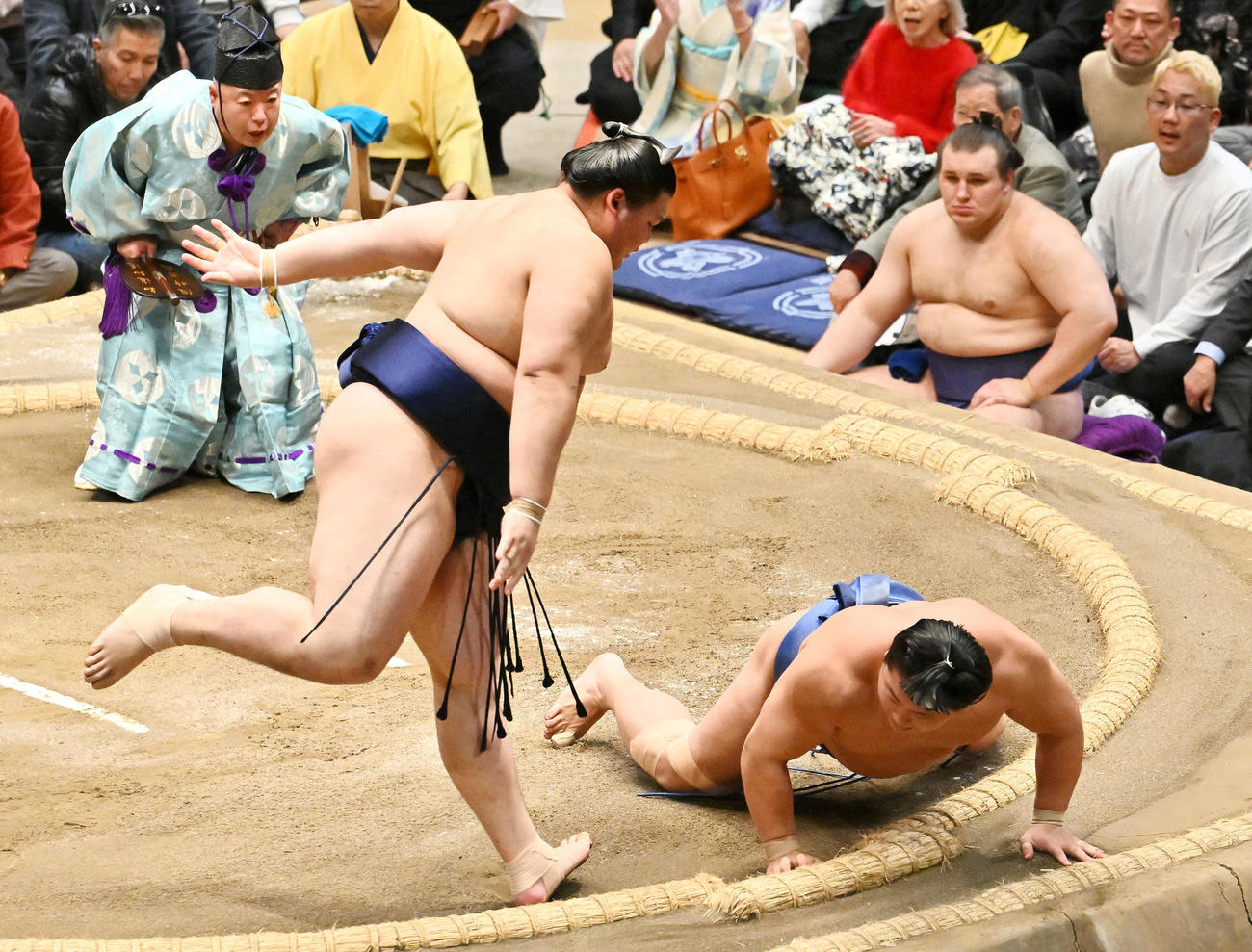 大の里（左）は若隆景をはたき込みで破る（撮影・滝沢徹郎）