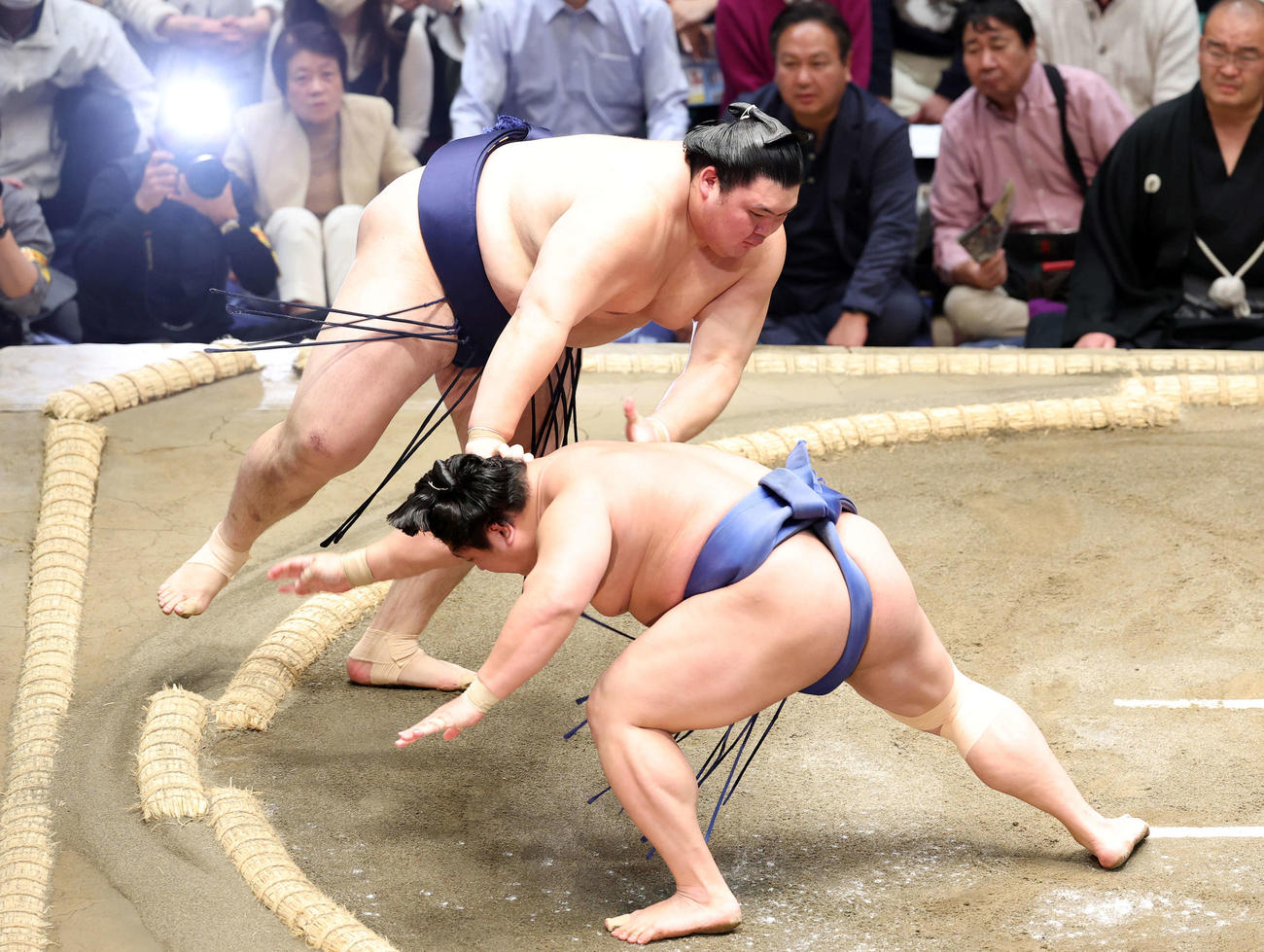若隆景（手前）をはたき込みで破る大の里（撮影・鈴木正人）