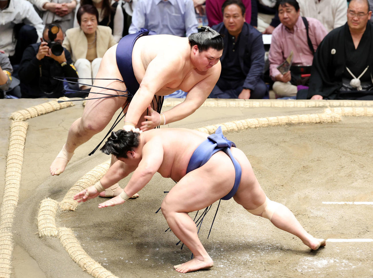 若隆景（手前）をはたき込みで破る大の里（撮影・鈴木正人）