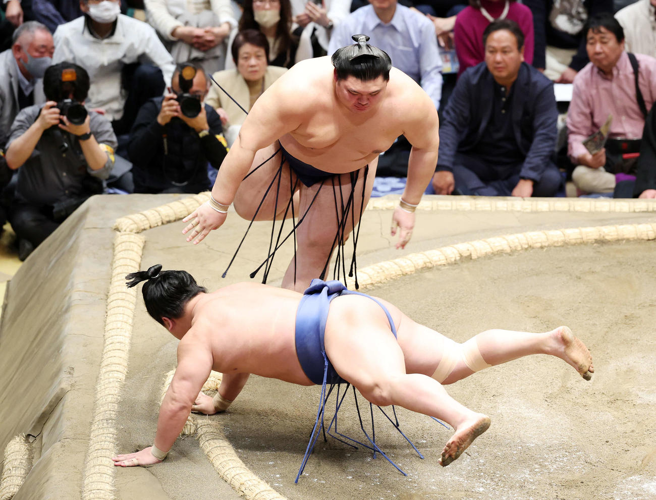 若隆景（下）をはたき込みで破る大の里（撮影・鈴木正人）