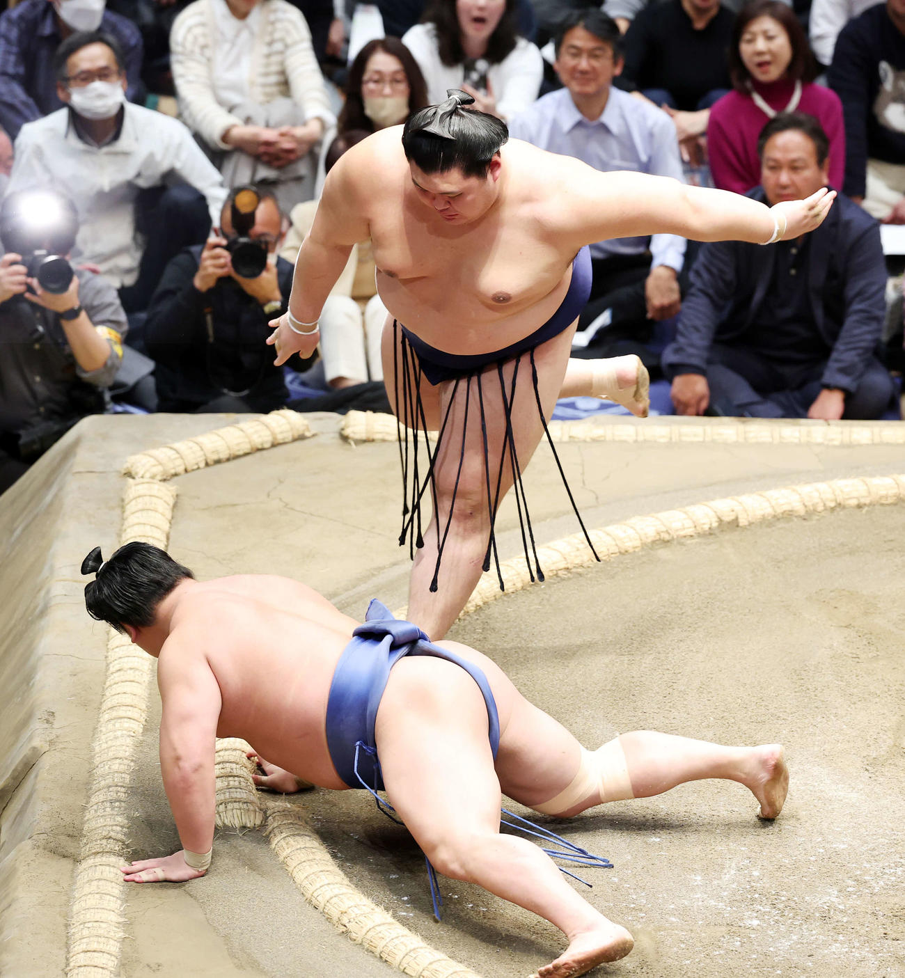 若隆景（下）をはたき込みで破る大の里（撮影・鈴木正人）