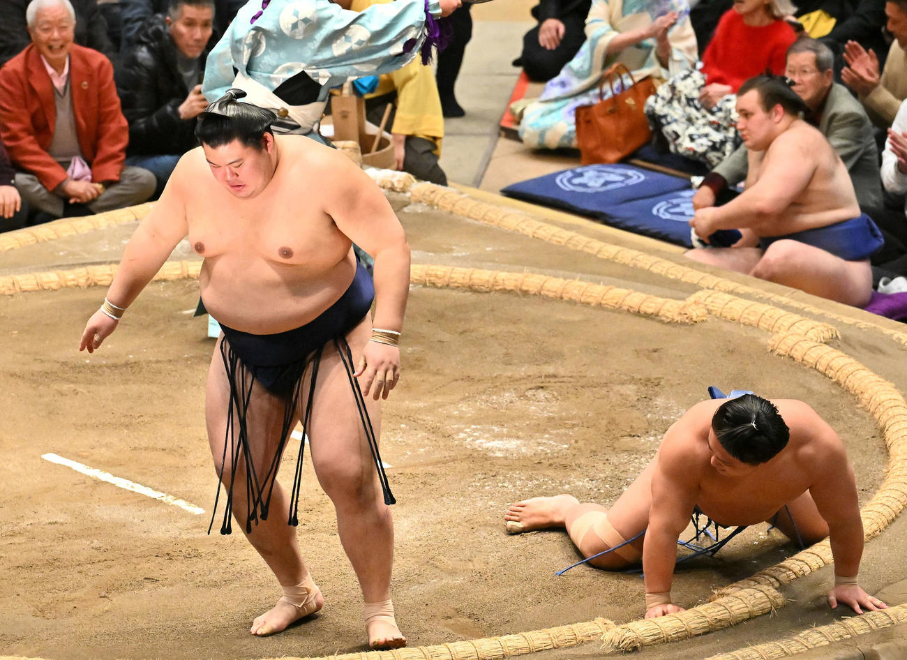 大の里（左）は若隆景をはたき込みで破る（撮影・滝沢徹郎）