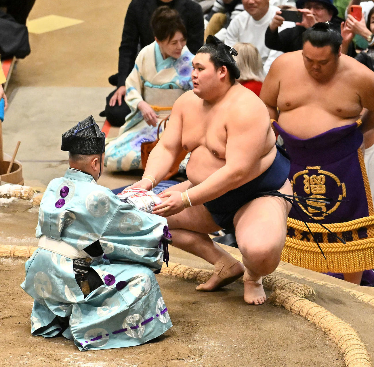 若隆景を破り懸賞金を受け取る大の里（撮影・滝沢徹郎）