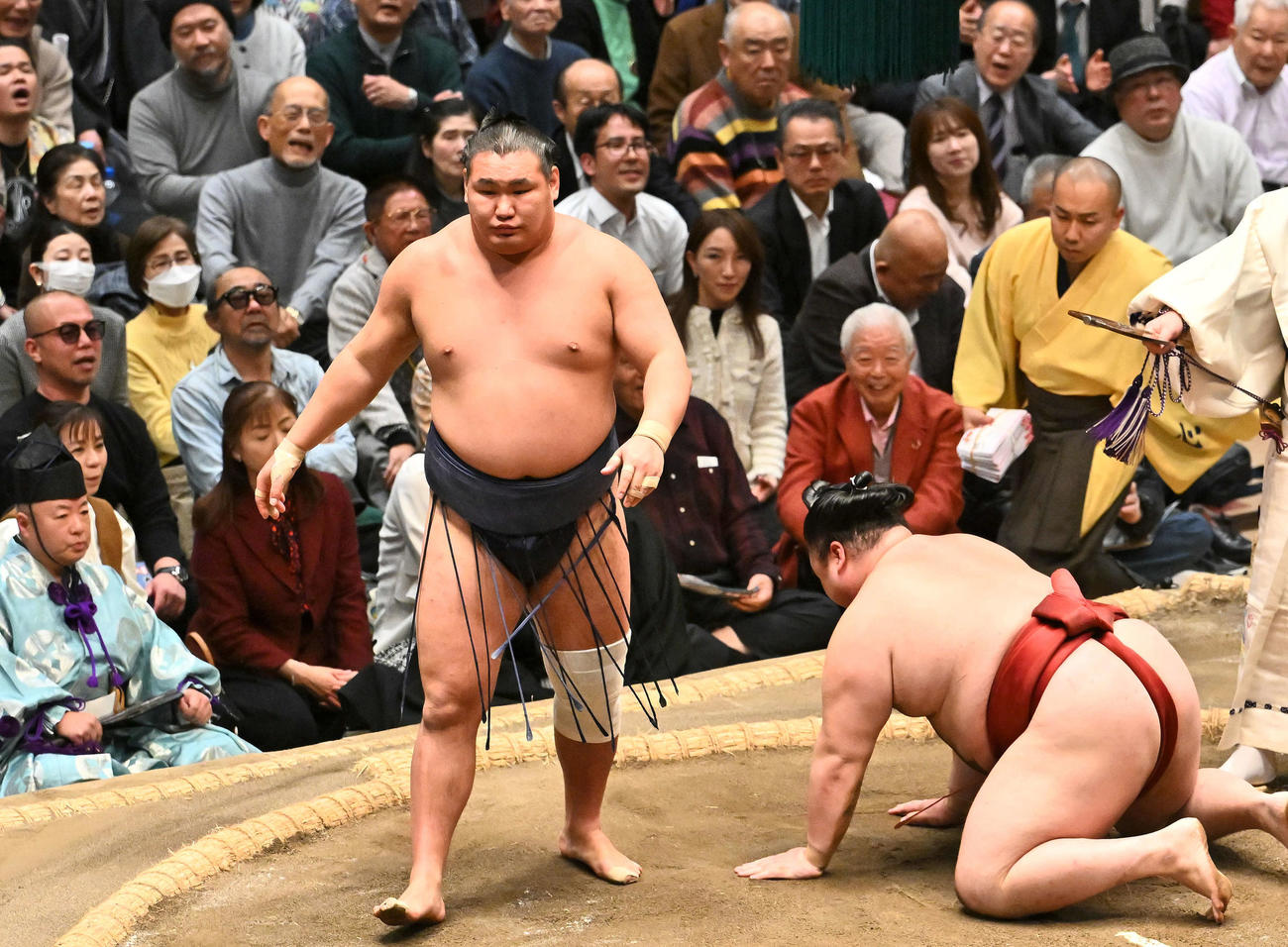 豊昇龍（左）は隆の勝をはたき込みで破る（撮影・滝沢徹郎）