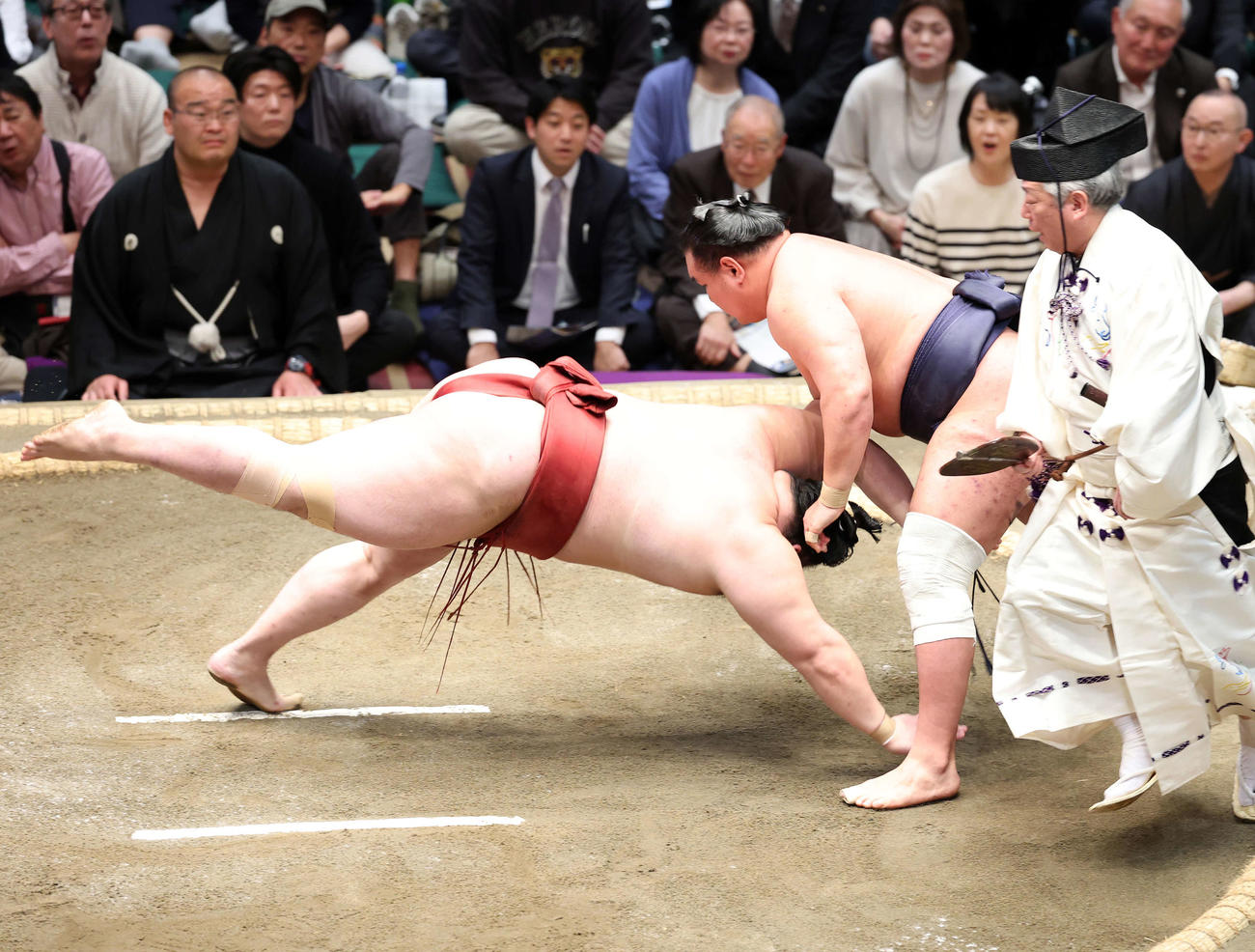 隆の勝（左）をはたき込みで破る豊昇龍（撮影・鈴木正人）